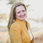 Robin Braun Headshot